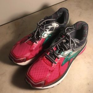 NWOT Brooks Women 7 Running Shoes pink black green